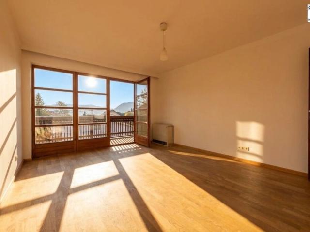 Großzügige 3 Zimmer Wohnung mit Balkon
