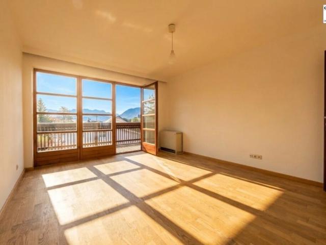 Großzügige 3 Zimmer Wohnung mit Balkon