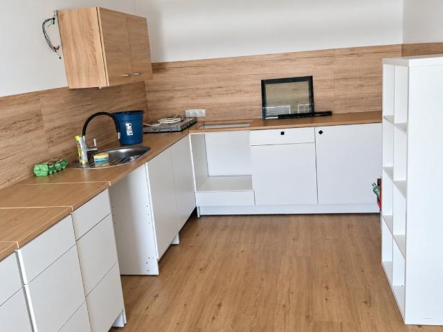 großzügige 3 zimmer wohnung mit balkon, aufzug und tiefgarage in zentraler lage in haid! umgeben von ausgezeichneter infrastruktur!