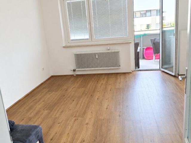 Großzügige 3 Zimmer Wohnung mit Balkon, Aufzug und Tiefgarage in zentraler Lage in Haid! Umgeben von ausgezeichneter Infrastruktur!