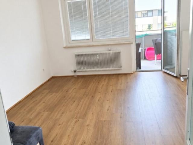 Großzügige 3 Zimmer Wohnung mit Balkon, Aufzug und Tiefgarage in zentraler Lage in Haid! Umgeben von ausgezeichneter Infrastruktur!