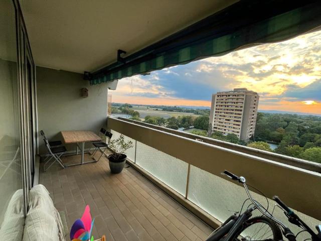Großzügige 3 Zimmer Wohnung mit Balkon, Einbauküche & Stellplatz