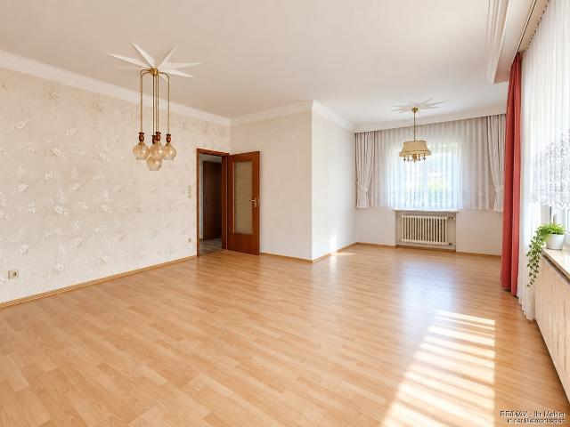 Großzügige 3 Zimmer Wohnung mit Balkon und neu saniertem Bad