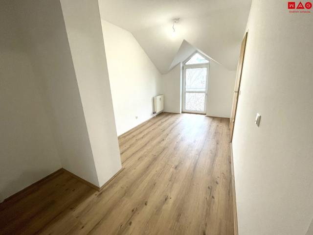 großzügige 3 zimmer wohnung mit balkon und parkplatz in linz/oed mit balkon! achtung mietvertrag wird auf 5 jahre befristet abgeschlossen!
