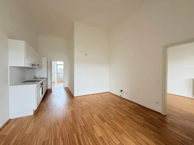 Großzügige 3 Zimmer Wohnung mit beeindruckender Raumhöhe und großzügigen Freiflächen
