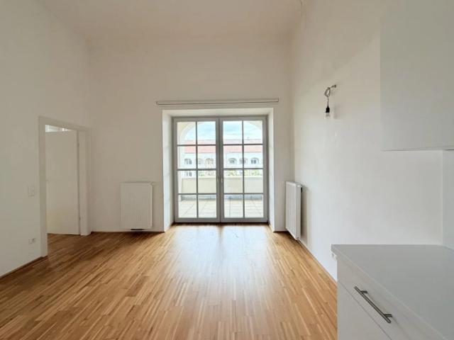 Großzügige 3 Zimmer Wohnung mit beeindruckender Raumhöhe und großzügigen Freiflächen