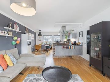 GROSSZÜGIGE 3 ZIMMER WOHNUNG MIT BERGBLICK IN ZENTRALER LAGE