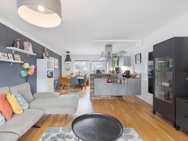 GROSSZÜGIGE 3 ZIMMER WOHNUNG MIT BERGBLICK IN ZENTRALER LAGE