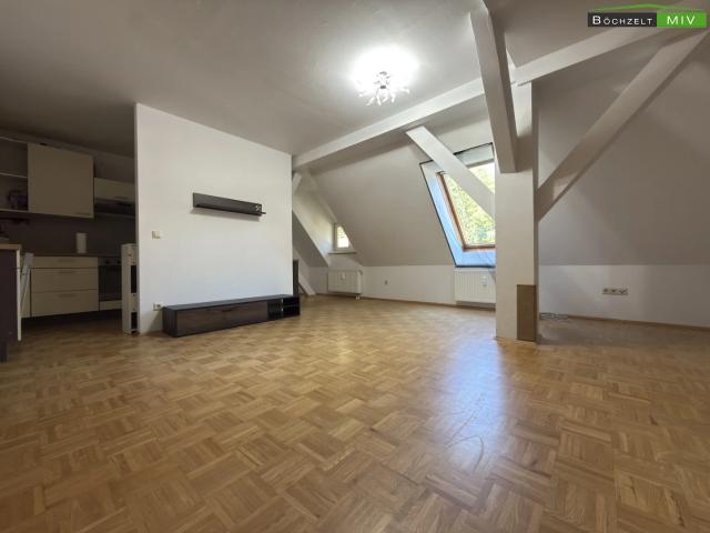 Großzügige 3 Zimmer Wohnung mit Carport in denkmalgeschütztem Altbau