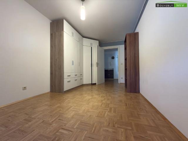 Großzügige 3 Zimmer Wohnung mit Carport in denkmalgeschütztem Altbau