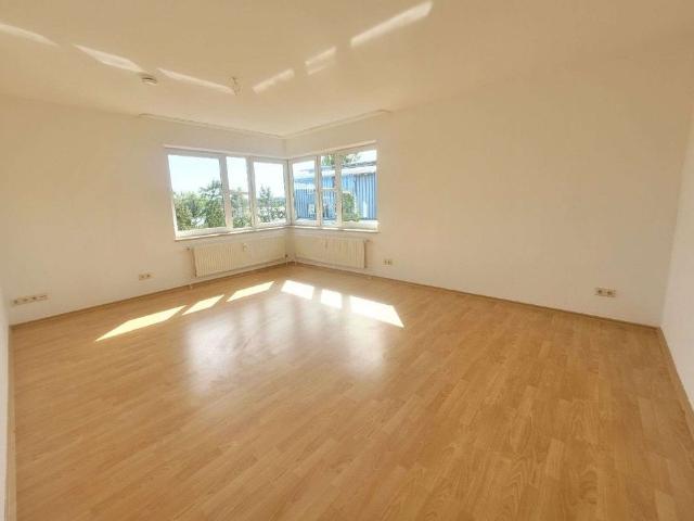 Großzügige 3 Zimmer Wohnung mit Dachterrasse!