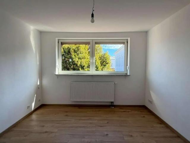 großzügige 3 Zimmer Wohnung mit Dachterrasse, kernsaniert, Augsburg Oberhausen