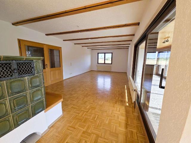 Großzügige 3 Zimmer Wohnung mit eigenem Garten, Wintergarten und Kachelofen in ruhiger Feldlage