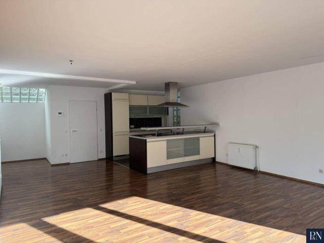 Großzügige 3 Zimmer Wohnung mit Loggia im Grünen