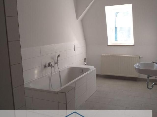 großzügige 3 Zimmer Wohnung mit modernem Badezimmer, Garage und Stellplatz, ab 01.10.2026 frei!