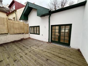 Großzügige 3 Zimmer Altbauwohnung mit Terrasse
