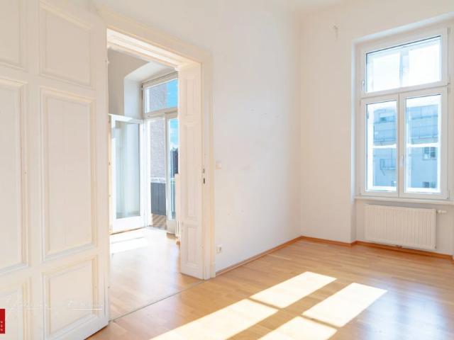 GROßZÜGIGE 3 ZIMMER ALTBAUWOHNUNG MIT BALKON