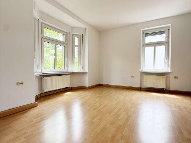 Großzügige 3 Zimmer Altbauwohnung mit Loggia und EBK