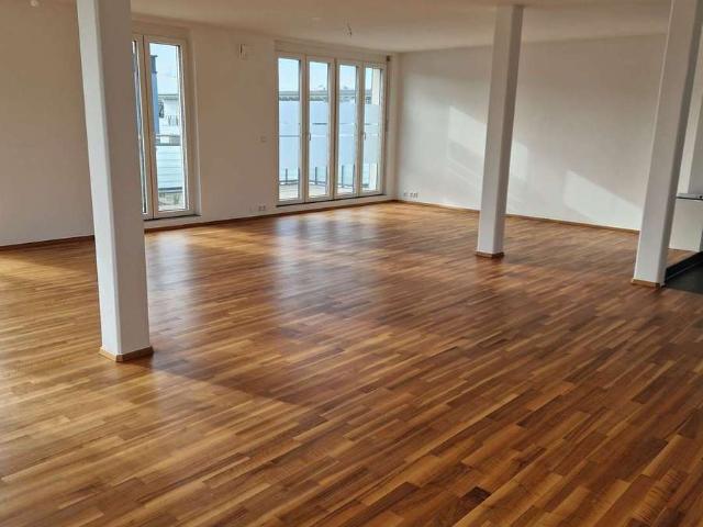 Großzügige 3 Zimmer Attikawohnung mit großer Dachterrasse in zentraler Lage