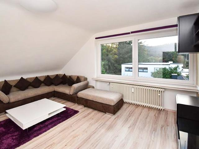 Großzügige 3 Zimmer Dachgeschosswohnung direkt am Golfplatz!