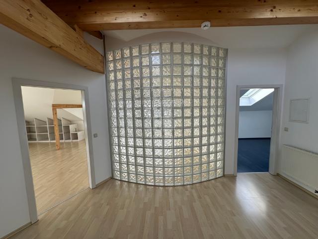 Großzügige 3 Zimmer Dachgeschoss Wohnung in beliebter Lage