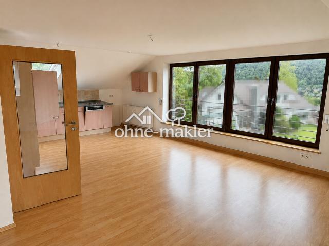 Großzügige 3 Zimmer Dachgeschoss Wohnung mit eigenem Gartenanteil in traumhafter Waldrandlage