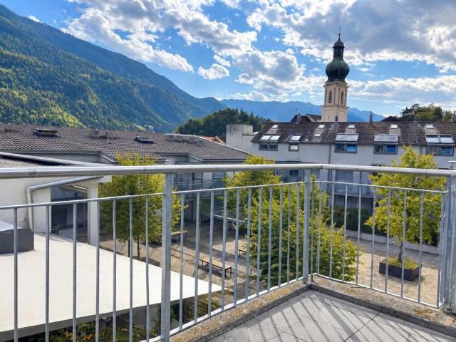 Grosszügige 3½ Zimmer Dachwohnung mit viel Charme in Domat/Ems