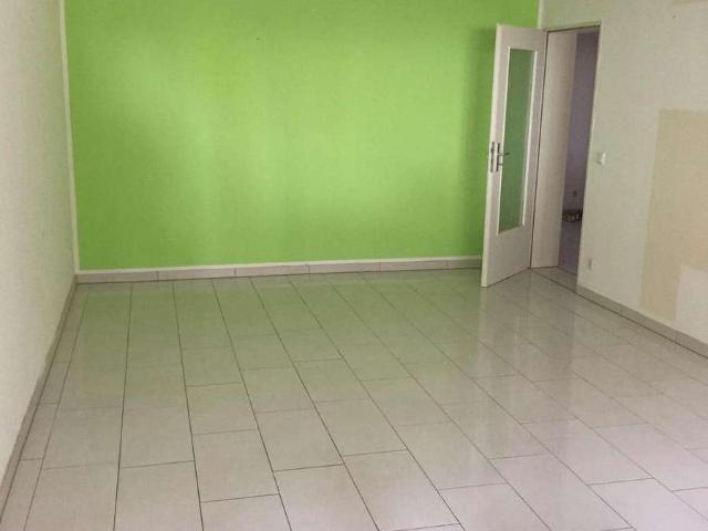 Großzügige 3 Zimmer Erdgeschosswohnung mit großer Loggia und Markise – 84 m²