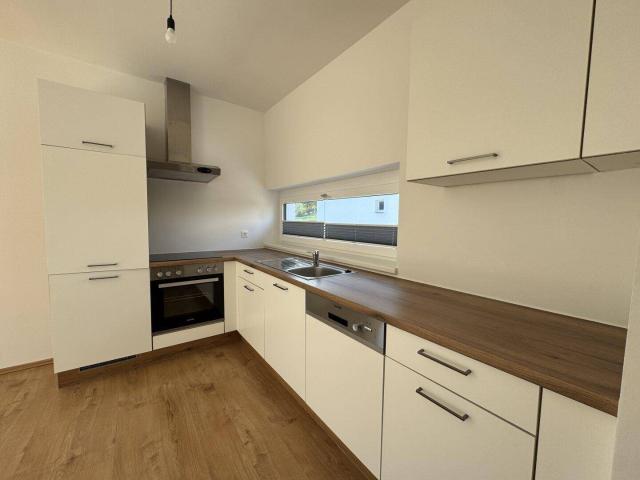 Großzügige 3 Zimmer Mietwohnung mit überdachtem Balkon & Carport – ab sofort verfügbar!