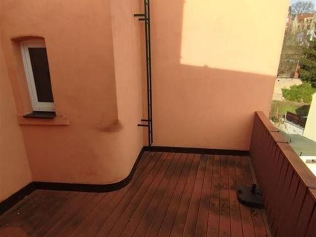 Großzügige 3 Zimmer mit EBK, großen Balkon und Laminat in zentraler Lage!