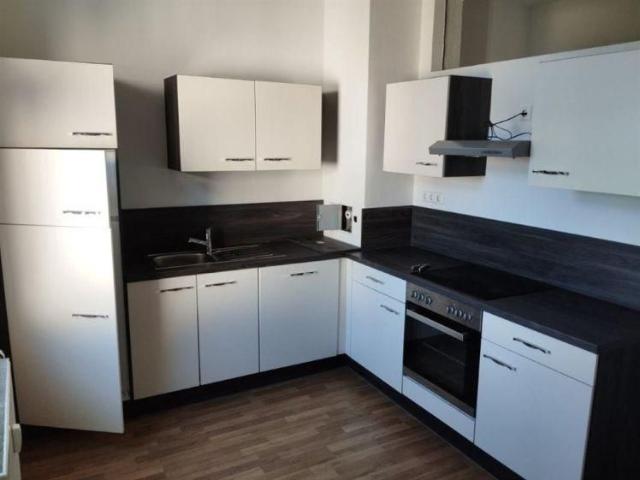 Großzügige 3 Zimmer mit Einbauküche, Laminat, sep. WC und Wannenbad im Zentrum!