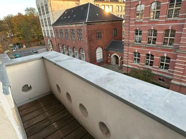 Großzügige 3 Zimmer mit Laminat, Wannenbad mit Fenster und Balkon in zentraler Lage