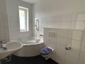 Großzügige 3 Zimmer mit Laminat, Balkon und Eckwanne in guter Lage