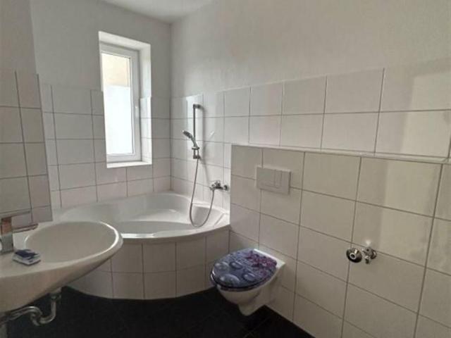 Großzügige 3 Zimmer mit Laminat, Balkon und Eckwanne in guter Lage