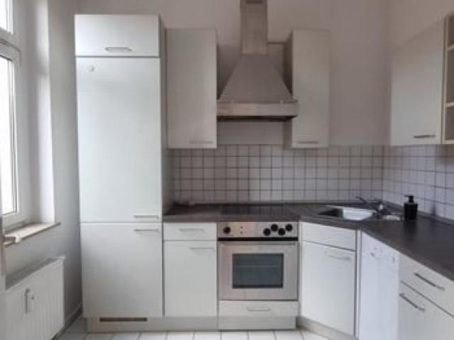 Großzügige 3 Zimmer mit Laminat, EBK, Wannenbad mit Fenster und Balkon in zentraler Lage