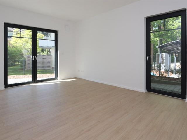 Großzügige 3 Zimmer Neubauwohnung mit kleinem Garten