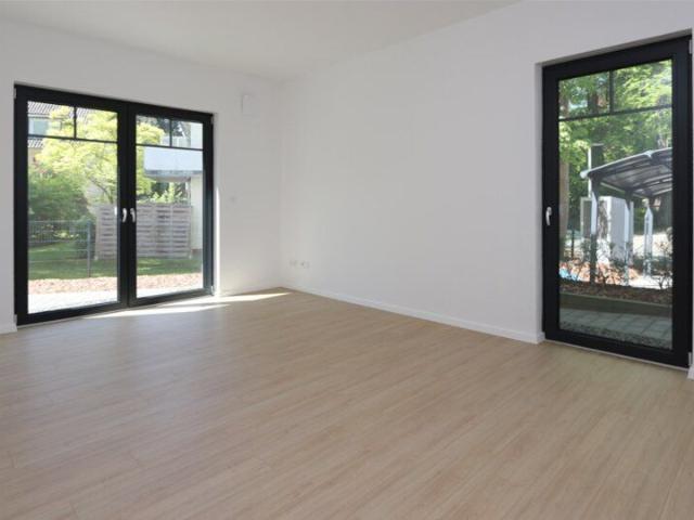 Großzügige 3 Zimmer Neubauwohnung mit kleinem Garten