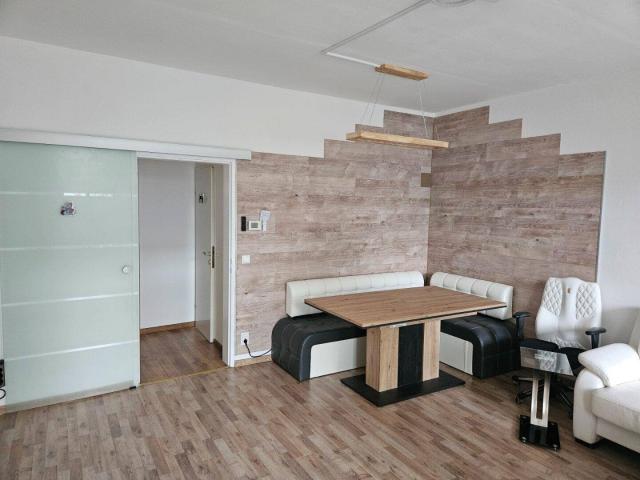 Großzügige 3 Zimmerwohnung mit Balkon, Stellplatz, privater Eingang, Ruhelage