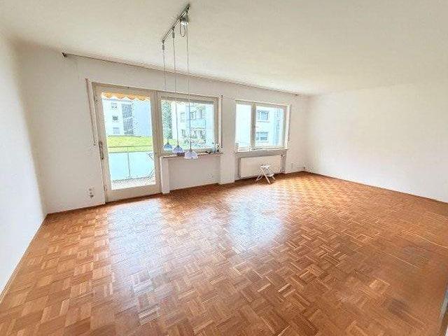 Großzügige 3 Zimmerwohnung, mit EBK, großem Balkon, TG Stellplatz u.v.m. in Kronberg
