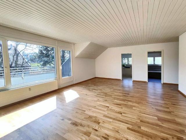 Grosszügige 3 1/2 Zimmerwohnung im Dachgeschoss
