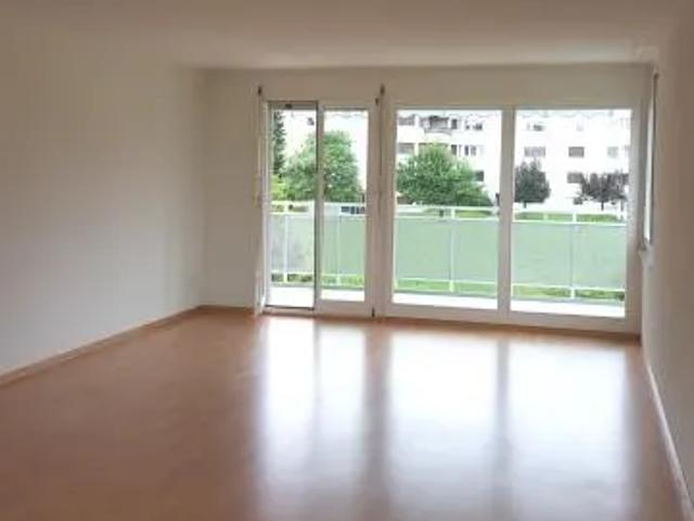 Grosszügige 3 1/2 Zimmerwohnung mit Balkon