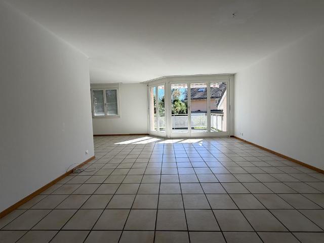 Grosszügige 3,5 Zi Wohnung mit Balkon und Zugang zu Gartensitzplatz