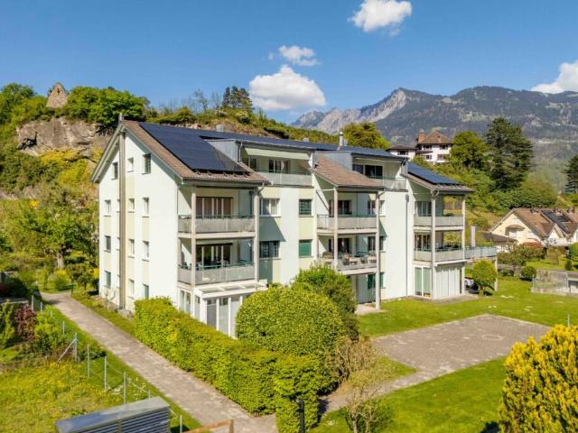 Grosszügige 3.5 Zimmmerwohnung im Erdgeschoss mit Gartensitzplatz und Bergblick