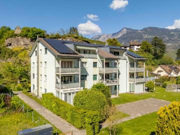 Grosszügige 3.5 Zimmmerwohnung im Erdgeschoss mit Gartensitzplatz und Bergblick
