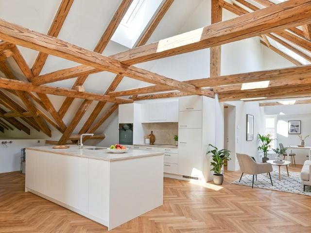 Grosszügige 3.5 Zimmer Dachwohnung mit historischem Charme