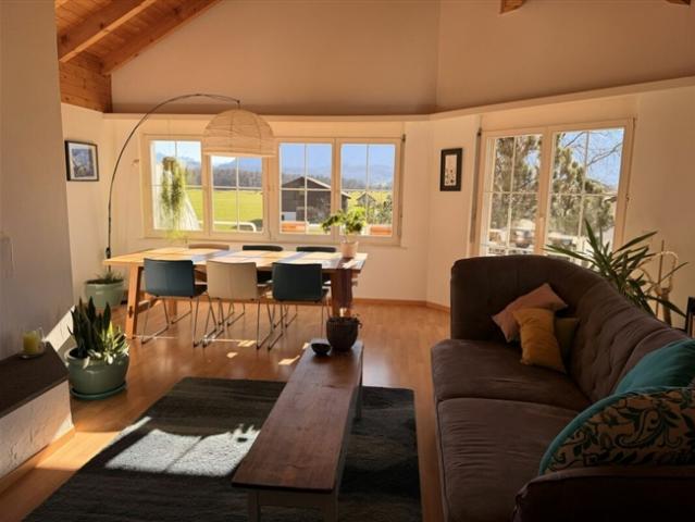 grosszügige 3.5 Zimmer Dachwohnung an idyllischer Lage im Grünen