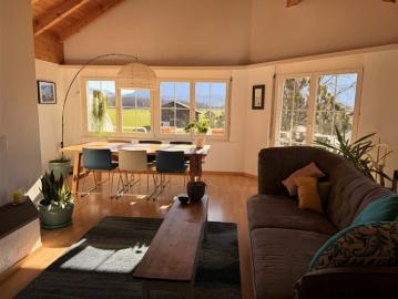 grosszügige 3.5 Zimmer Dachwohnung an idyllischer Lage im Grünen