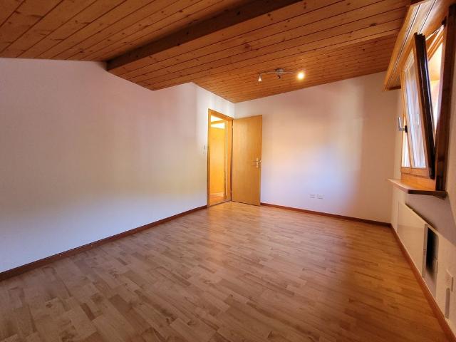 grosszügige 3.5 Zimmer Dachwohnung in Tamins mit Cheminée!
