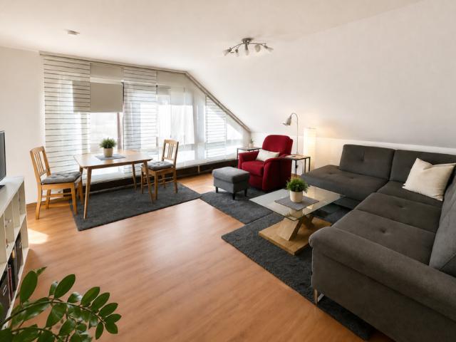 Großzügige 3,5 Zimmer Dachgeschosswohnung mit EBK und Südbalkon in ruhiger Lage