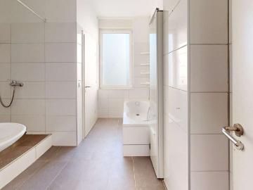 Großzügige 3,5 Zimmer Eigentumswohnung mit Dachterrassen Zugang und 2 Stellplätzen in HammHerringen